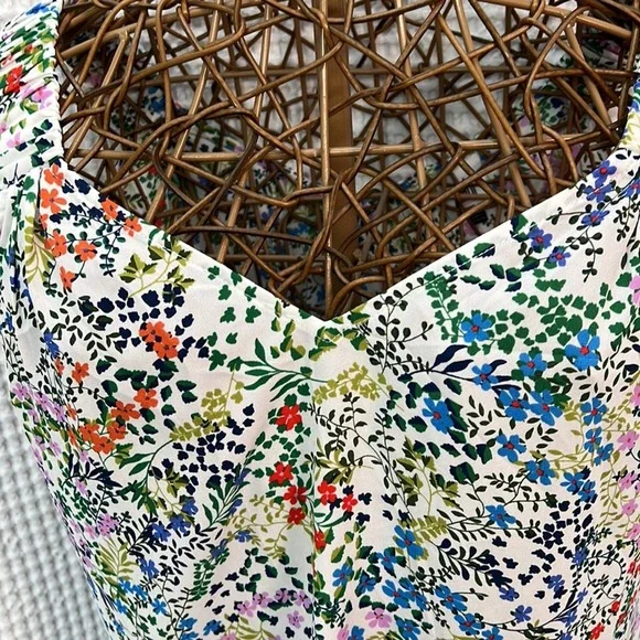 Cabi Beautiful Floral V-Neck Sleeveless Blouse. Size XS. Runs bigger. NWOT. - Picture 3 of 6